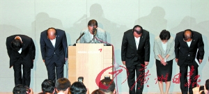 7月7日，韓亞航空公司社長尹永斗等公司負責人就飛機失事向國民鞠躬道歉。